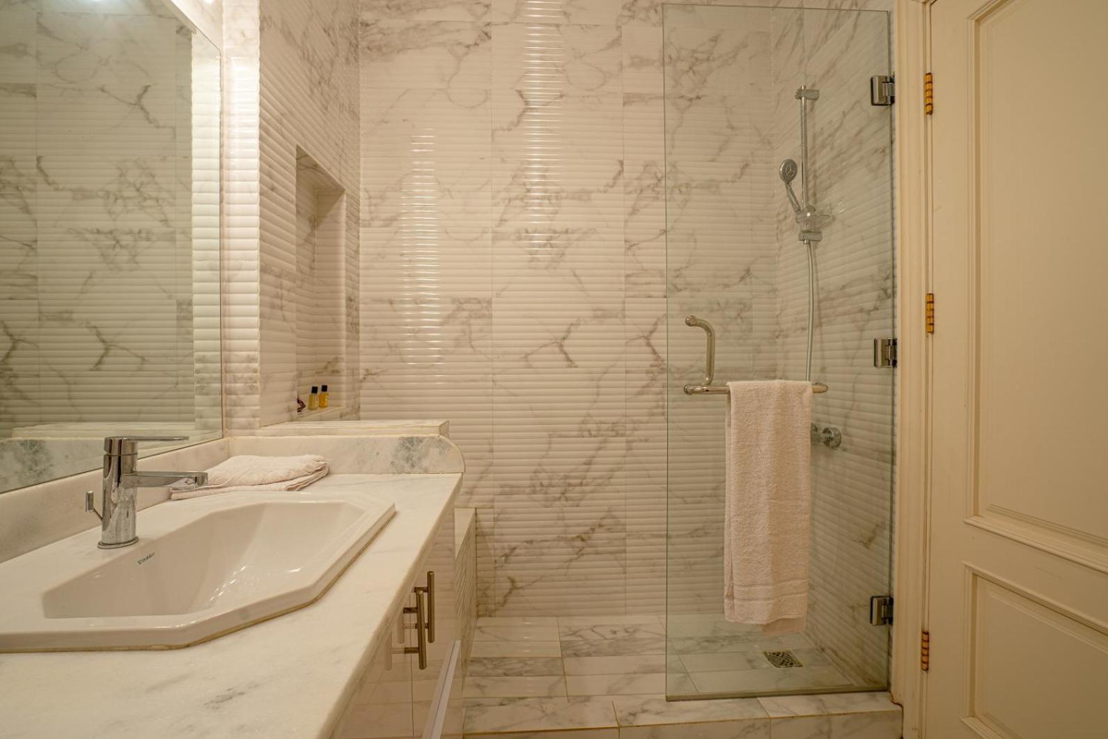 The Residential Near Auc By Elegant Apartment *